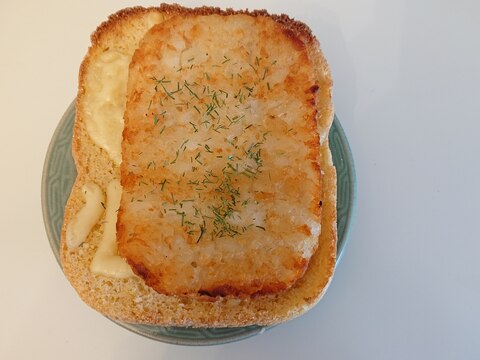 ハッシュドポテトとチーズのトースト